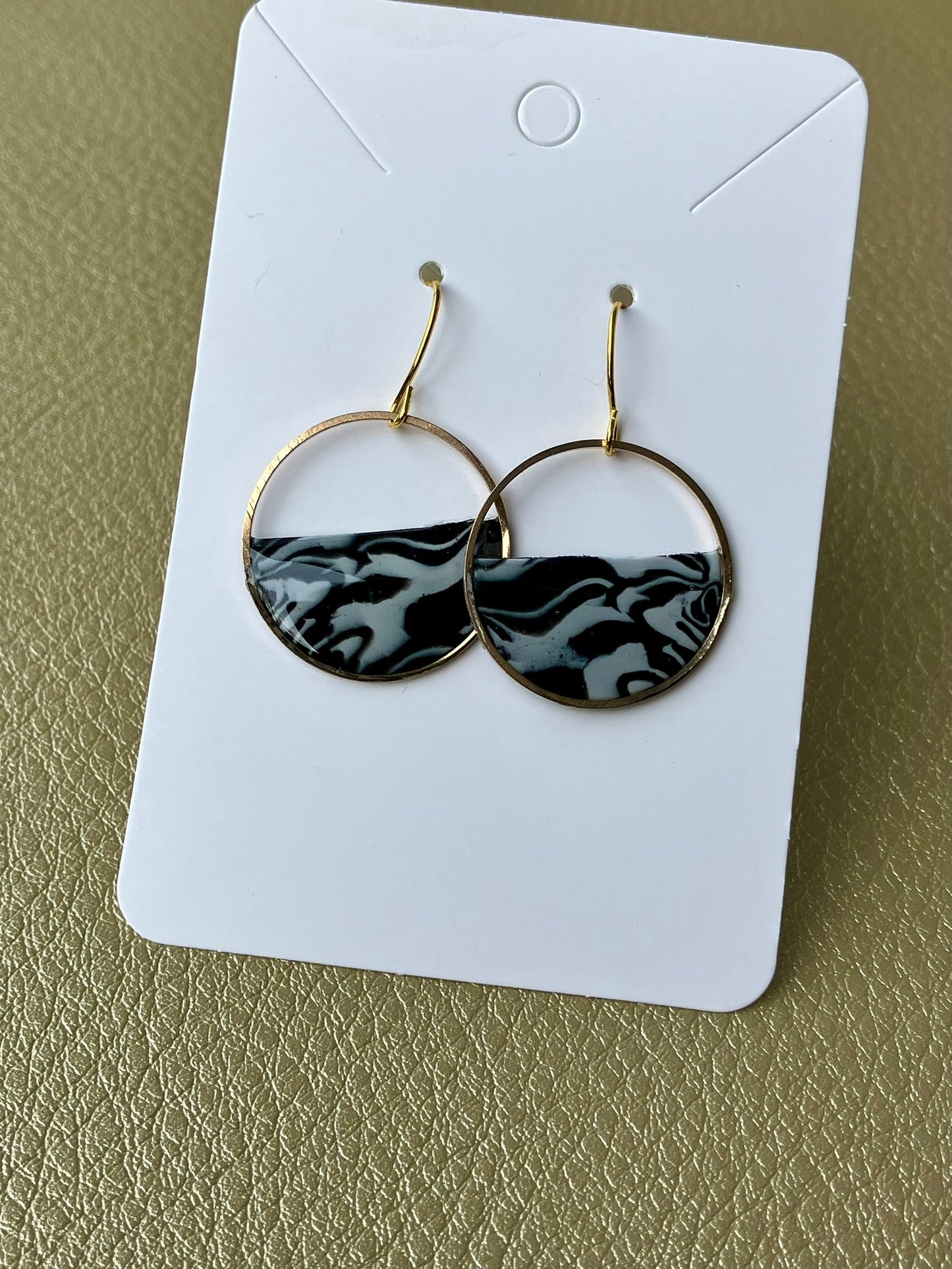 gold-circle black & white