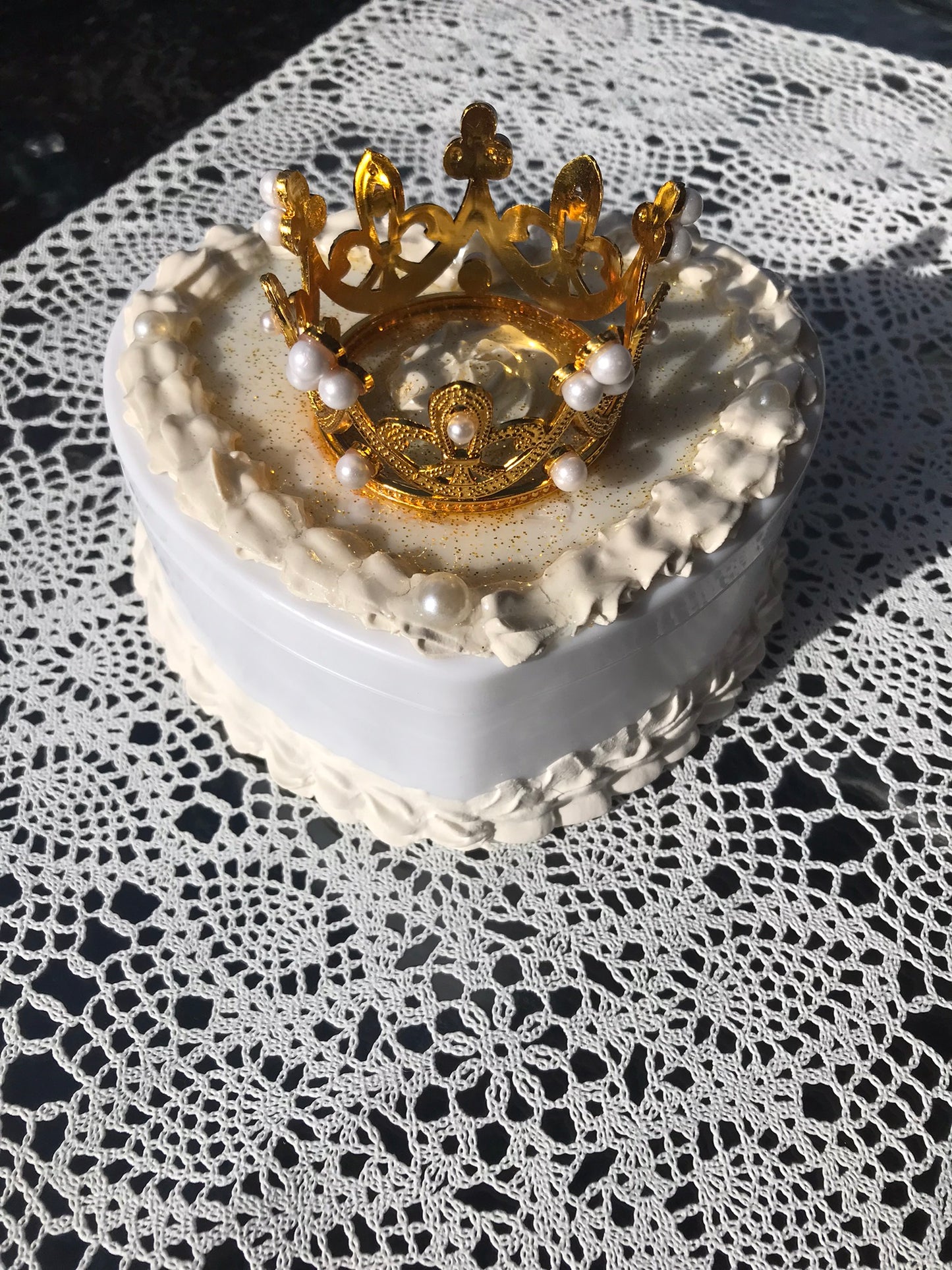 cake box white & gold crown