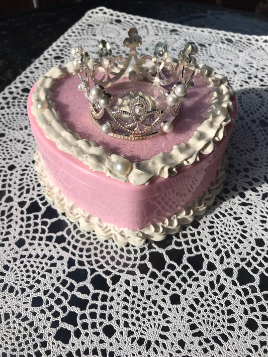 cake box pink with silver crown