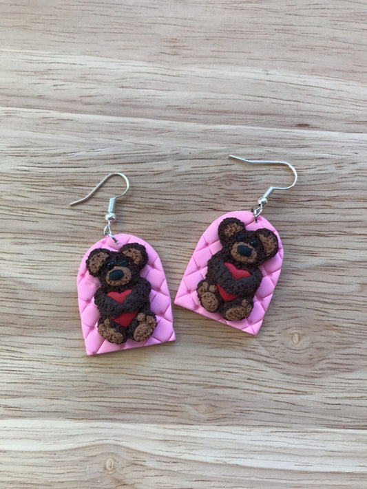 V-Day brown love-bear on pink background